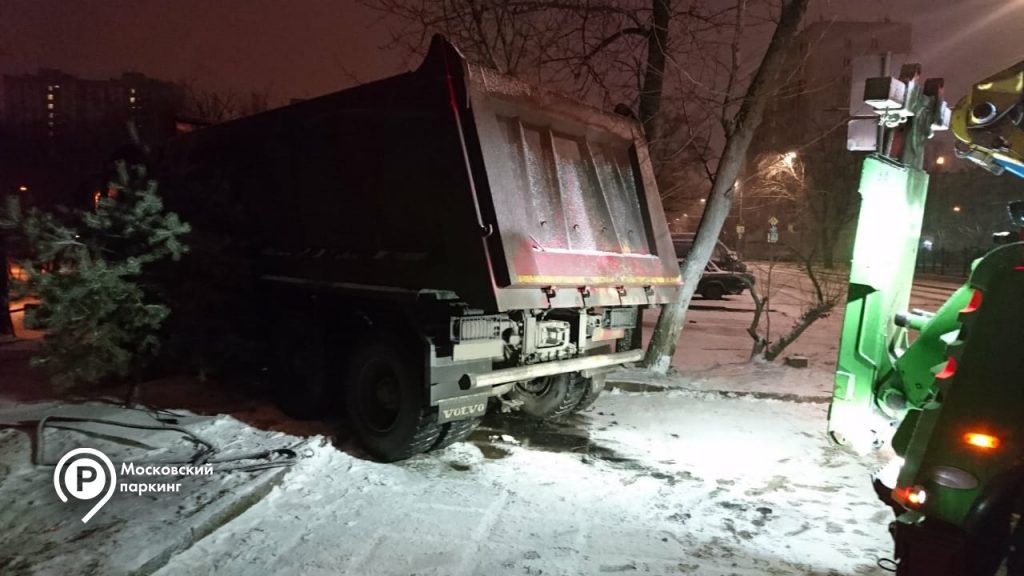 35 поврежденных и застрявших автомобилей бесплатно переместили эвакуаторы Транспортного комплекса Москвы в новогодние праздники
